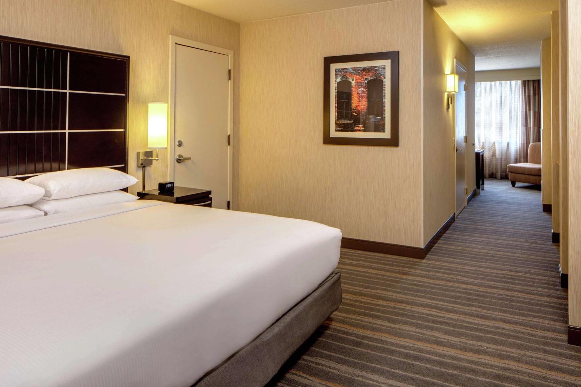 Doubletree Suites By Hilton Minneapolis Downtown Exterior photo