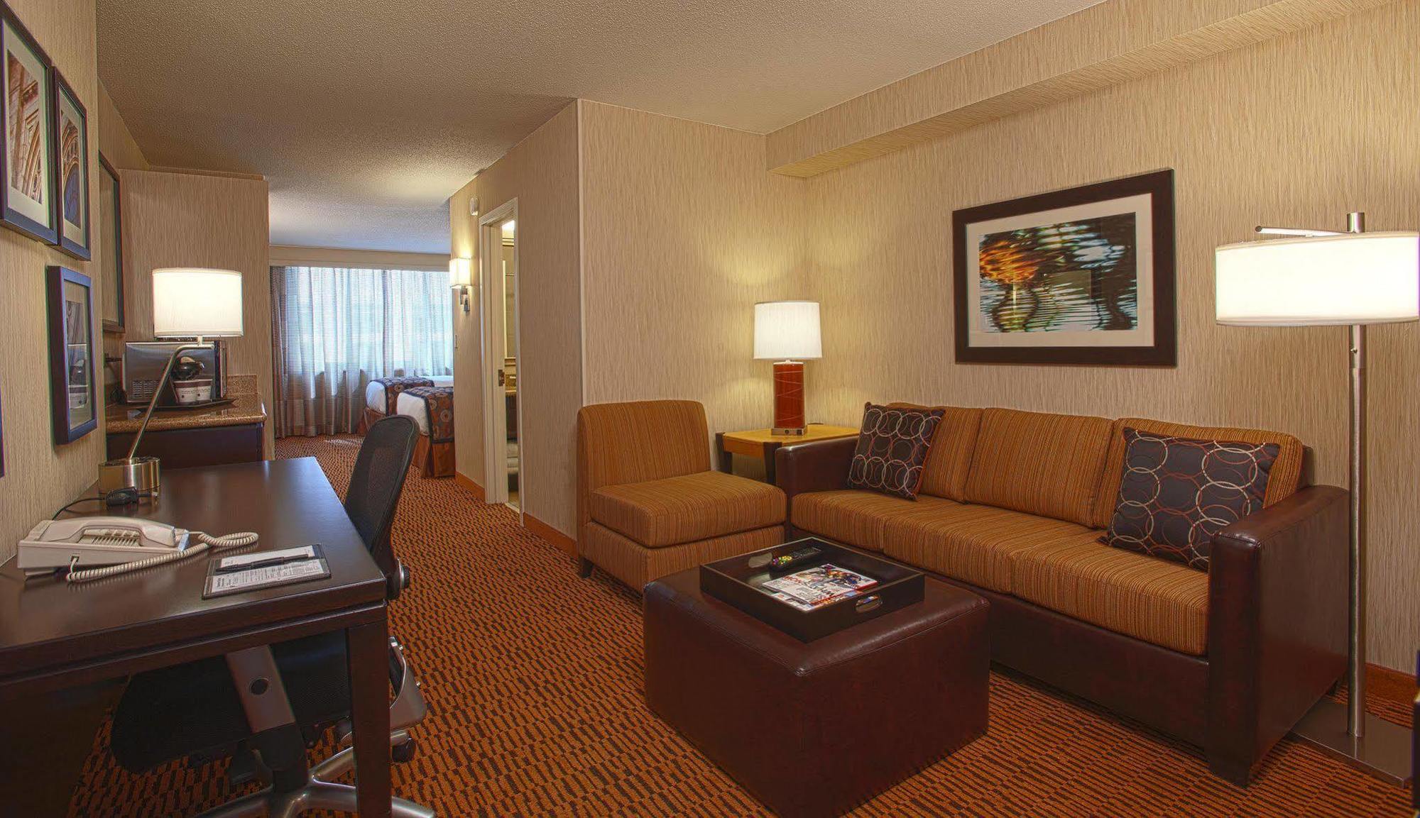 Doubletree Suites By Hilton Minneapolis Downtown Exterior photo