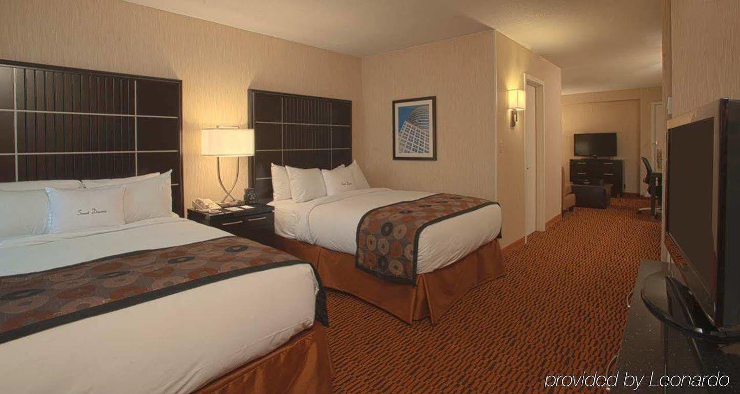 Doubletree Suites By Hilton Minneapolis Downtown Exterior photo